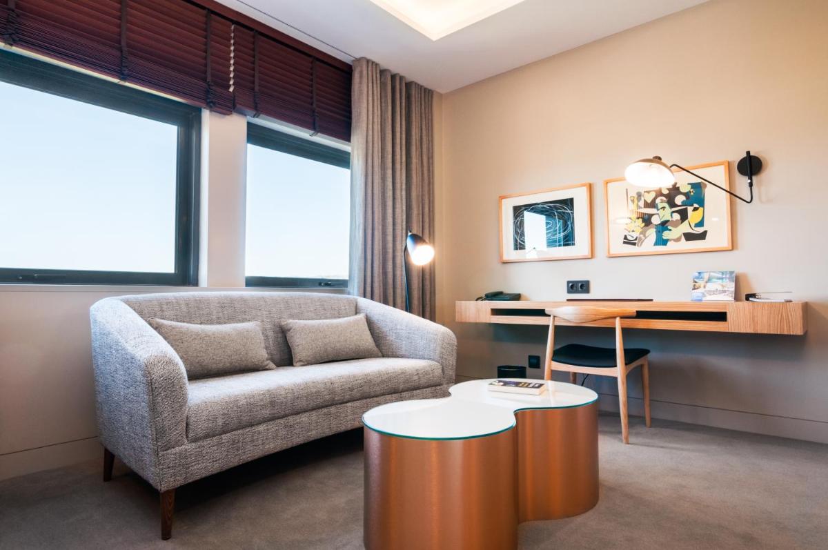 Uma área de estar em Hotel de Guimaraes Business & SPA