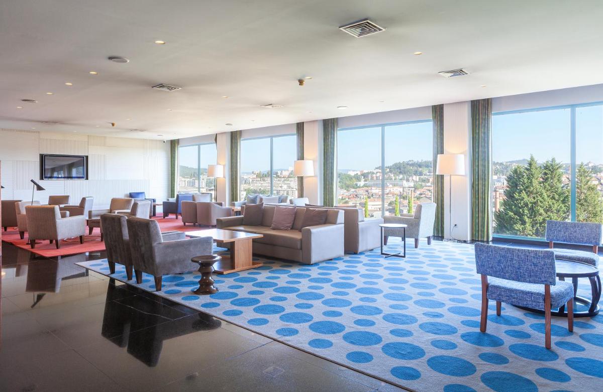 Uma área de estar em Hotel de Guimaraes Business & SPA