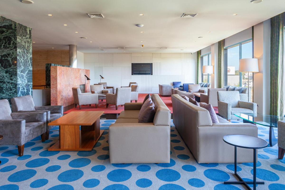 Uma área de estar em Hotel de Guimaraes Business & SPA