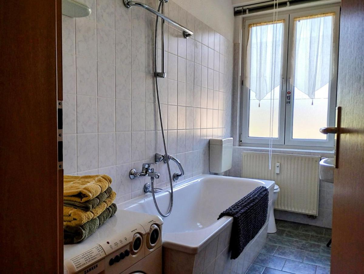 Ferienwohnung - 2 Schlafzimmer- Balkon und Parkplatz - Housity