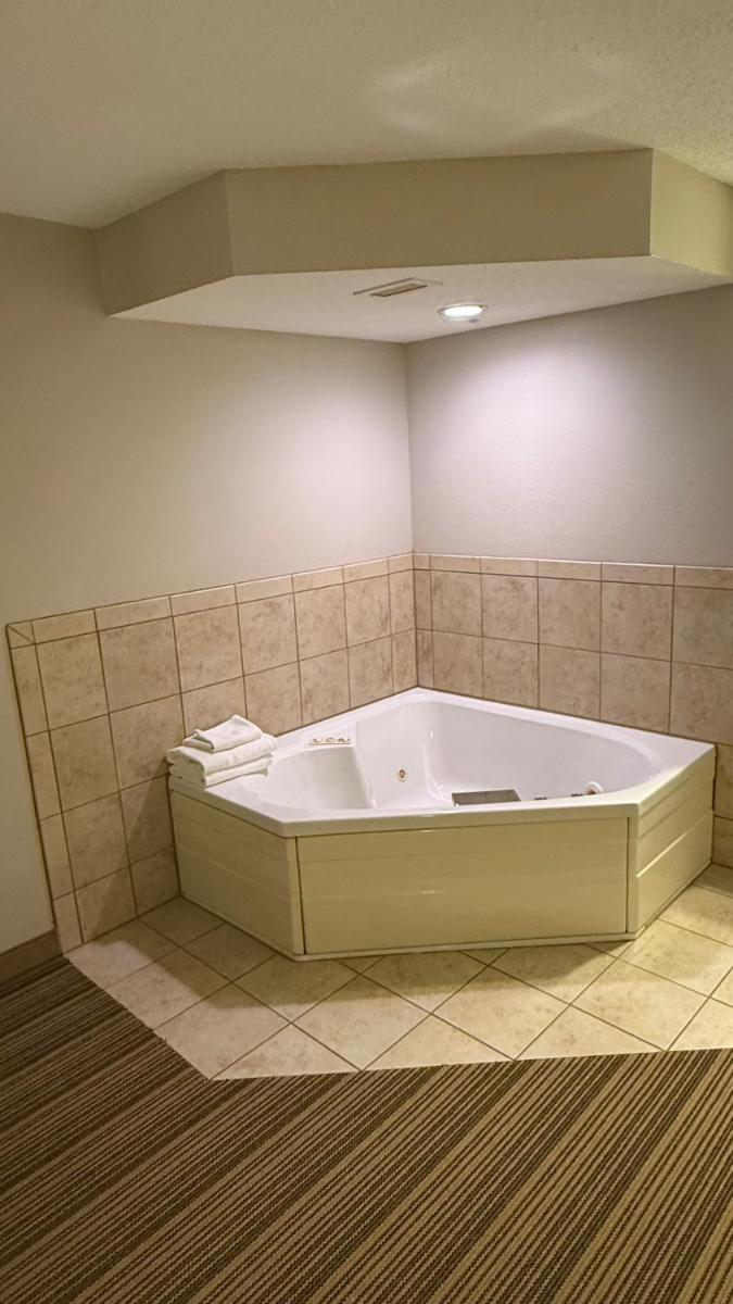 Country Inn & Suites by Radisson, Mason City, IA - Housity