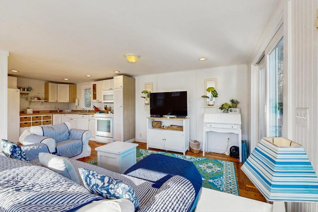 A Chatham Pearl on Oyster River - Housity
