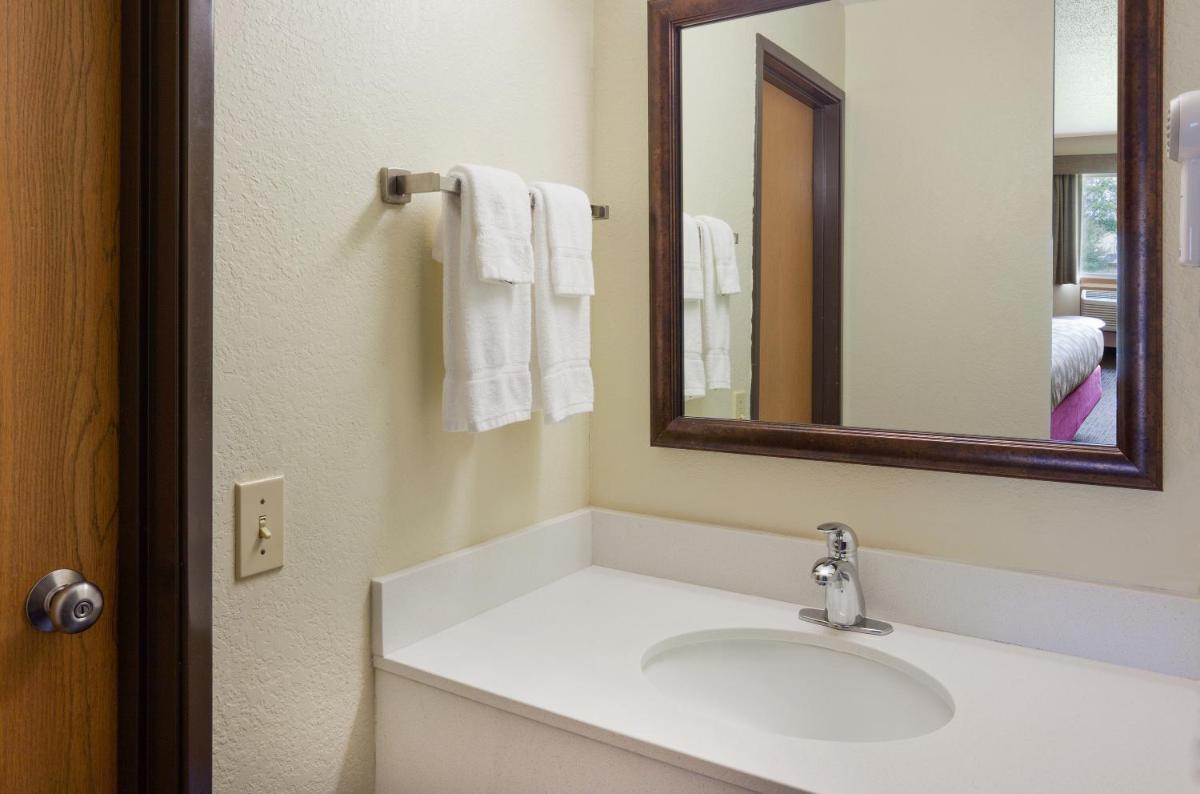 AmericInn by Wyndham Red Wing - Housity