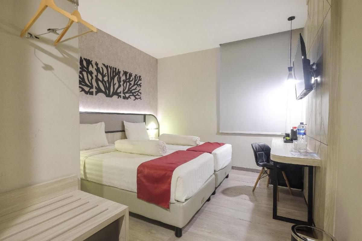 Front One Gosyen Hotel Salatiga - Housity