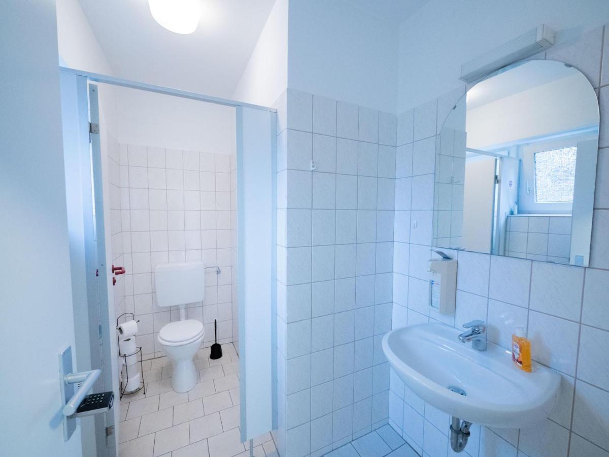 Monteurwohnung-in-Guelzow-fuer-bis-zu-7-Personen-mit-WLAN-Parkplatz-Gemeinschaftskueche-GWHE1301 - Housity