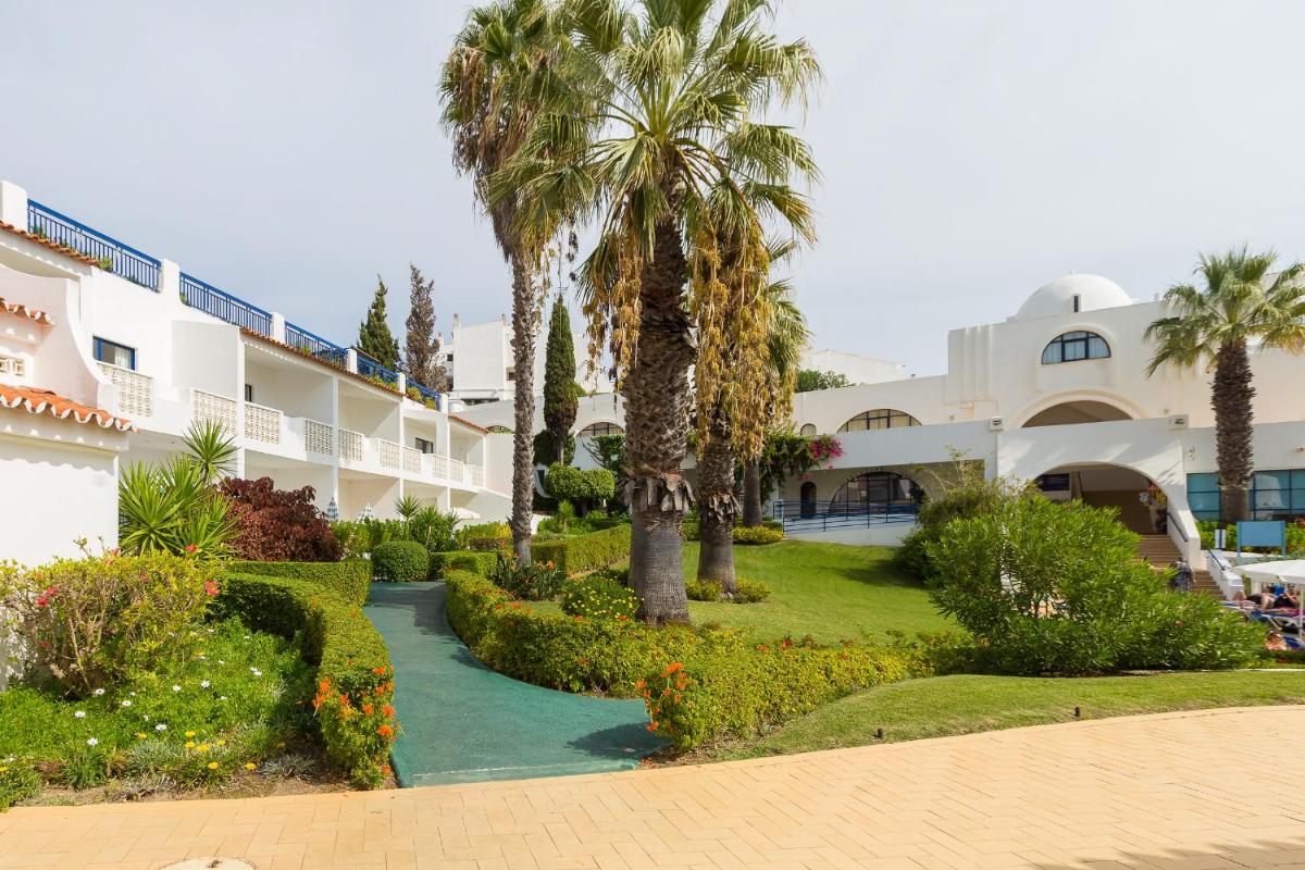 Um jardim no exterior de Grand Muthu Oura View Beach Club