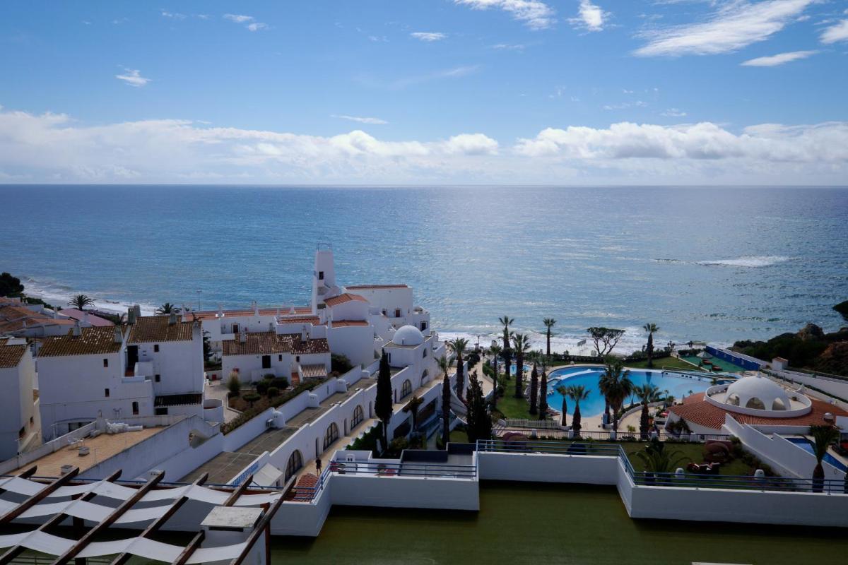 Uma vista do mar geral ou uma vista do mar a partir do aparthotel