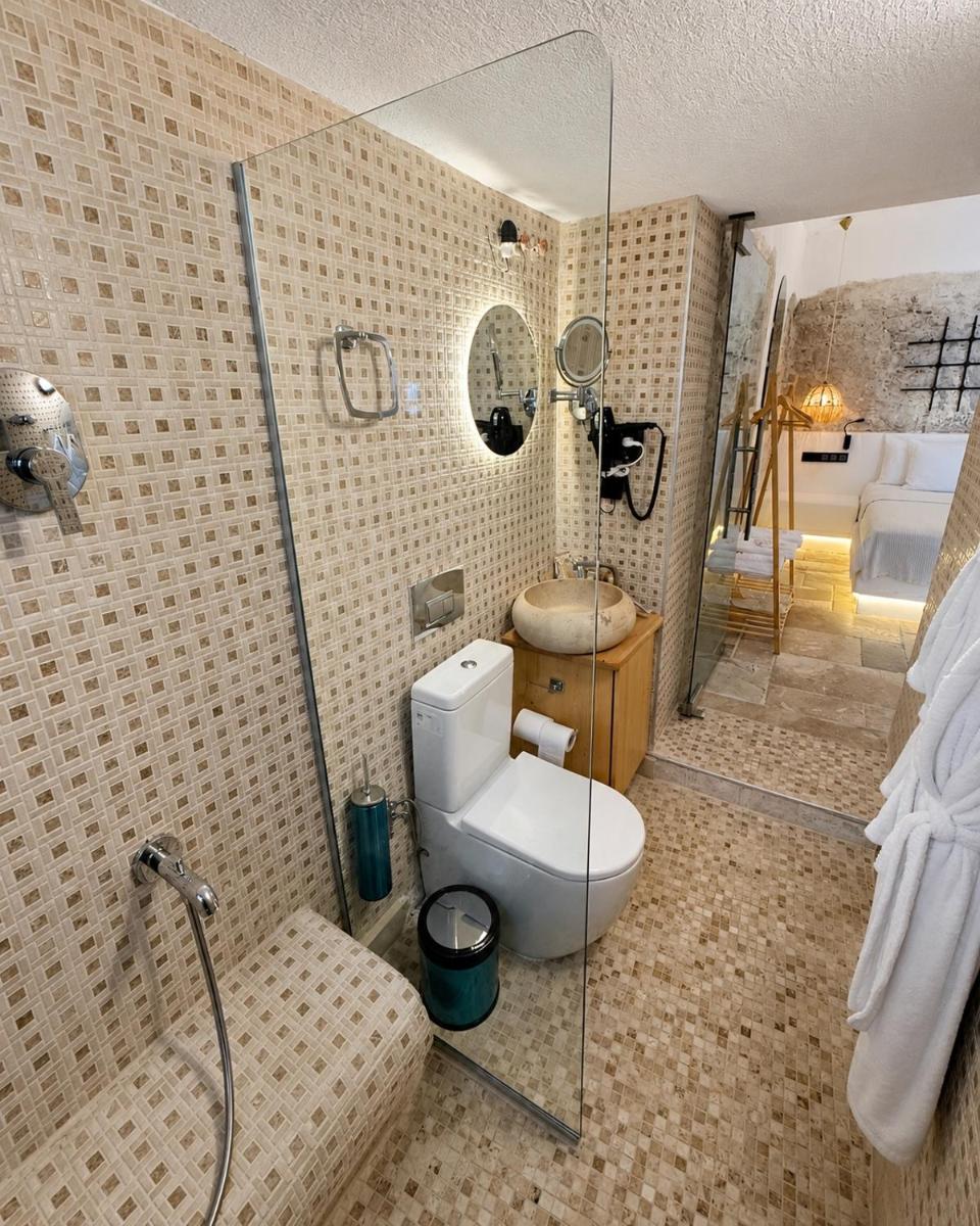 Adyton Guest House - Housity