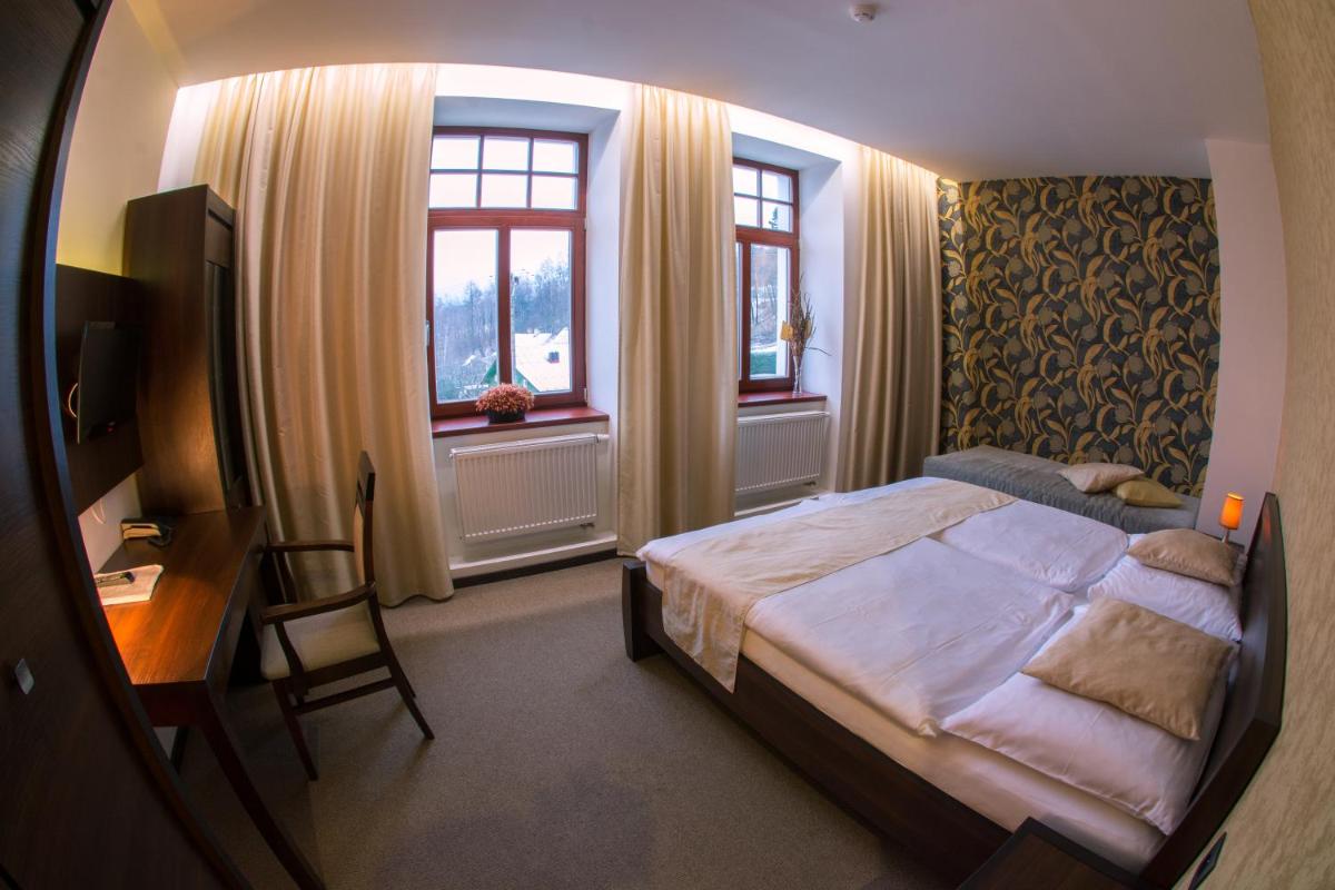 Hotel Slunný Dvůr - Housity