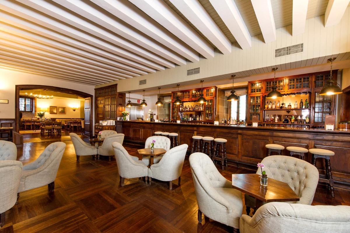 El salón o zona de bar de Parador de Santiago - Hostal Reis Catolicos