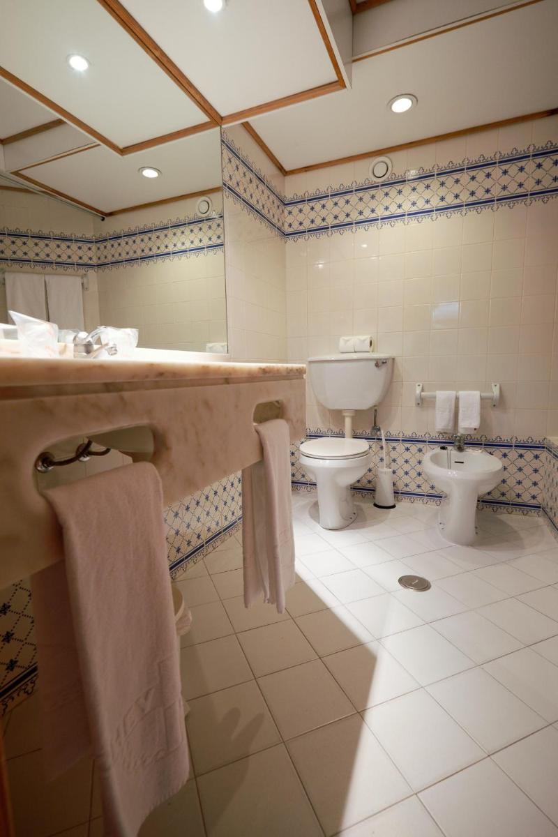 Uma casa de banho em Muthu Oura Praia Hotel