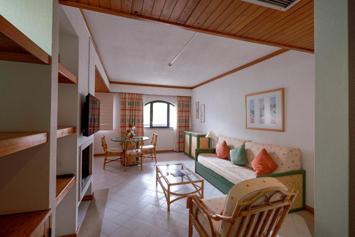 Uma área de estar em Muthu Oura Praia Hotel