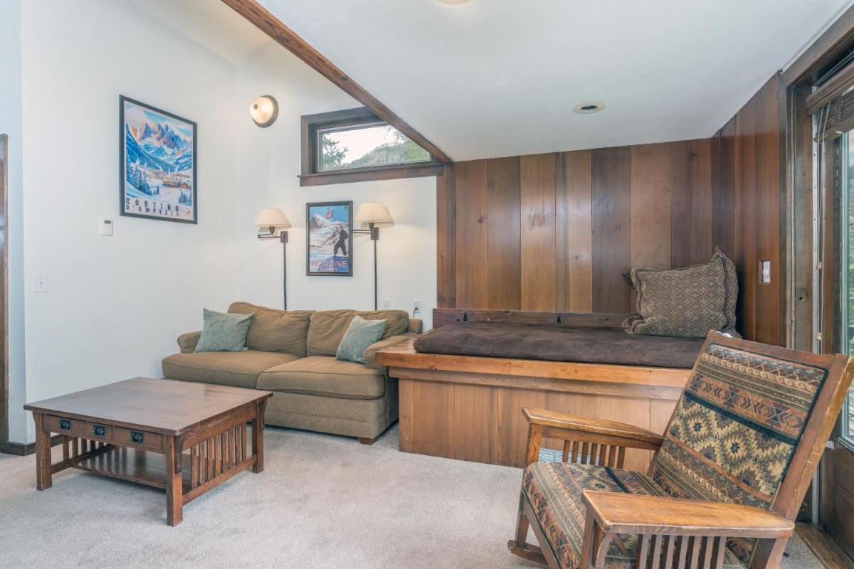 Manitou Lodge 5 Hotel Room - Housity