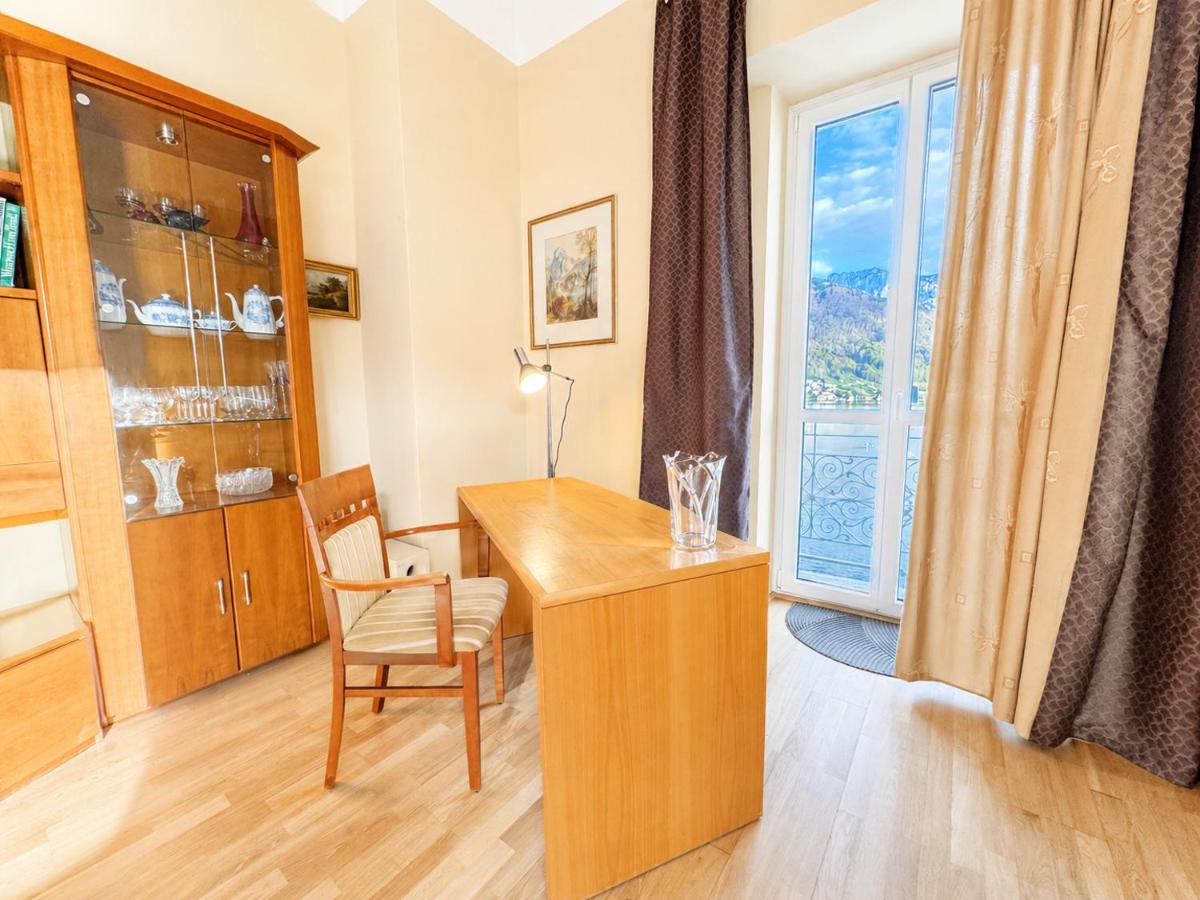 Fantastic Lake and Mountain View, First Row Lakeside - Housity