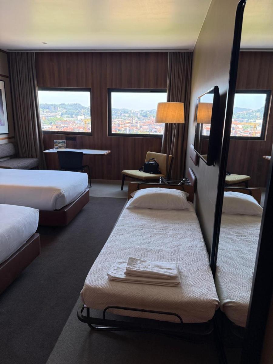 Uma cama ou camas num quarto em Hotel de Guimaraes Business & SPA