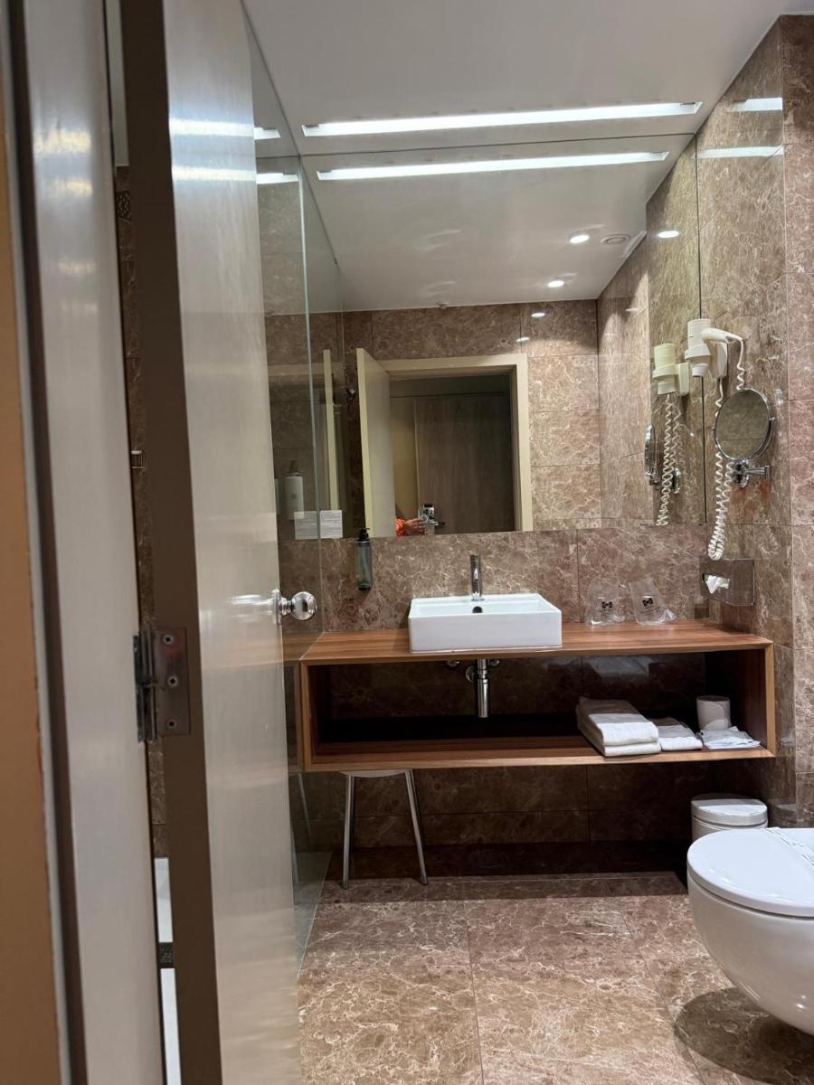 Uma casa de banho em Hotel de Guimaraes Business & SPA