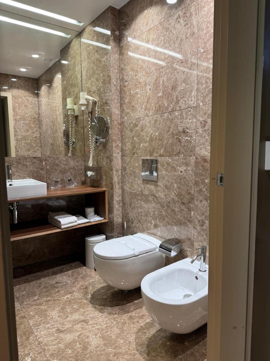 Uma casa de banho em Hotel de Guimaraes Business & SPA