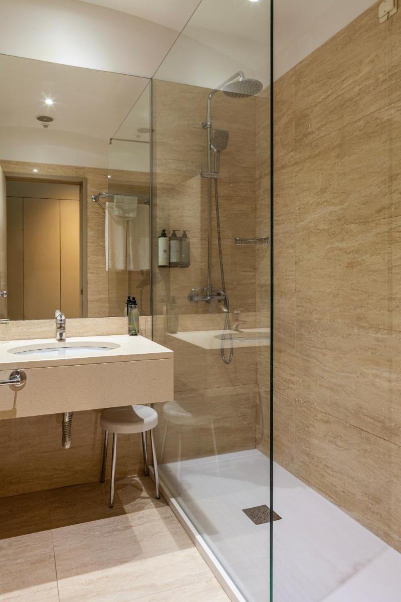 Uma casa de banho em Hotel de Guimaraes Business & SPA