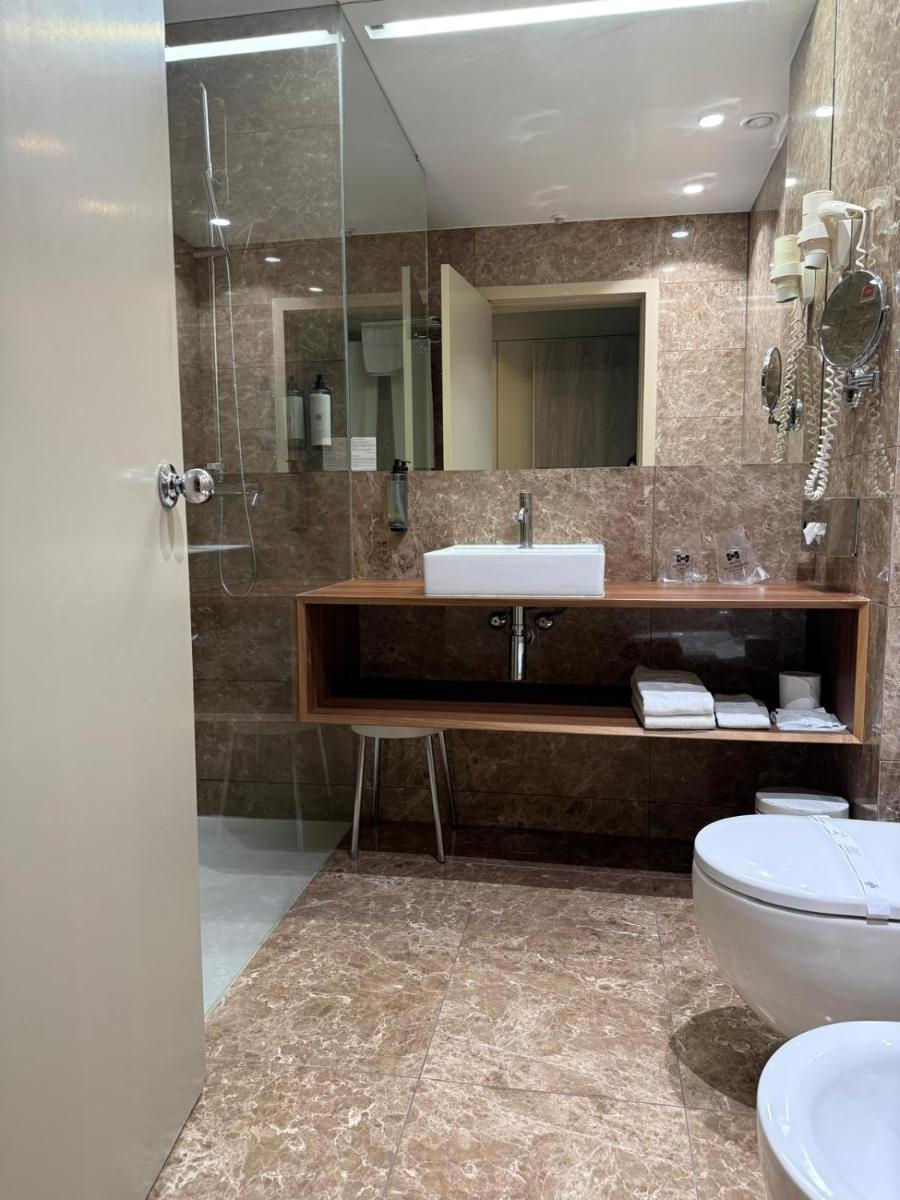 Uma casa de banho em Hotel de Guimaraes Business & SPA