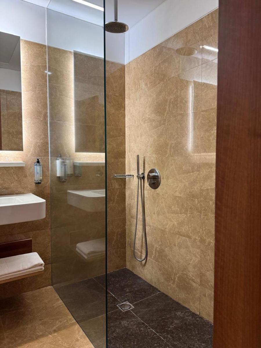 Uma casa de banho em Hotel de Guimaraes Business & SPA