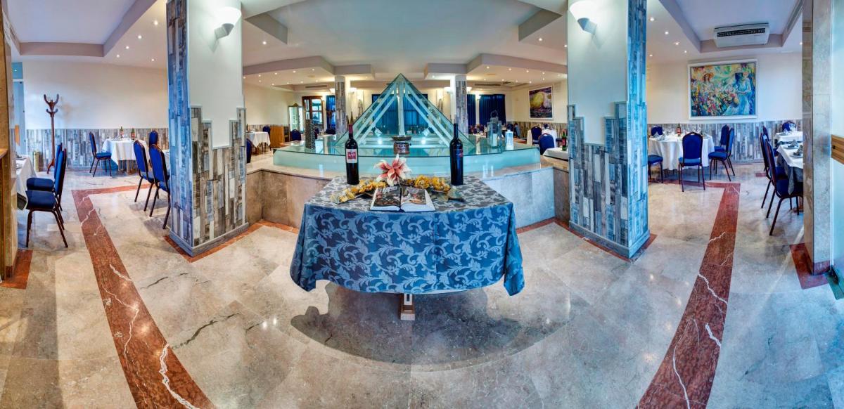 Un restaurante o sitio para comer en Hotel Spa Rio Ucero