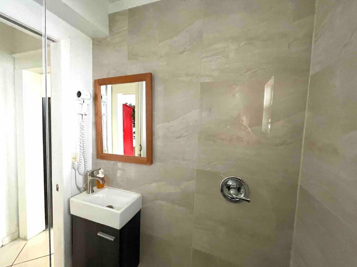 Private Room in the Heart of Calle Ocho - 1V - Housity