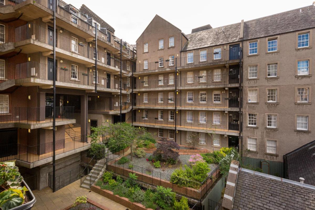 The Wee Thistle - Housity