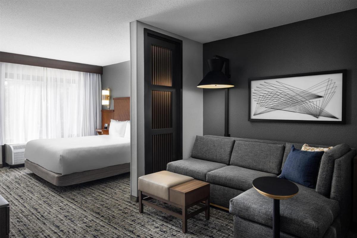 Hyatt Place Charlotte Airport/Lake Pointe - Housity