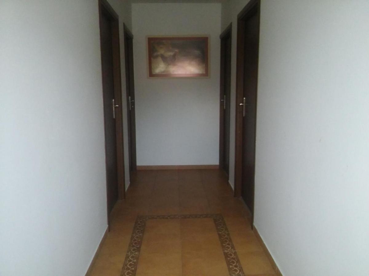Pod Zachrypniętym Kogutem - Housity
