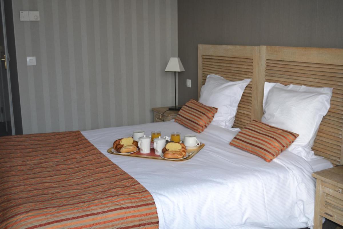 Un ou plusieurs lits dans un hébergement de l'établissement Almoria Hôtel & SPA
