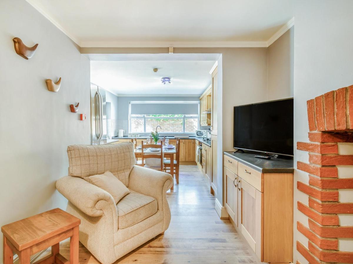 Queen B's - Housity