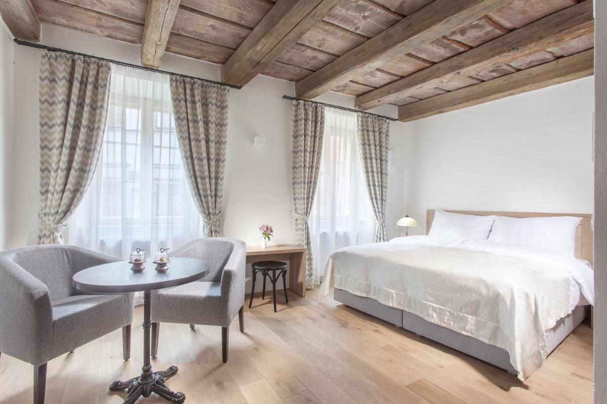 Hotel At the White Lily - Housity