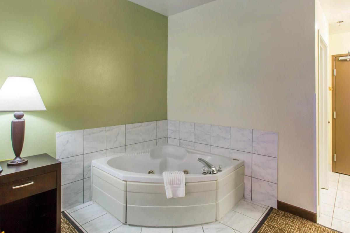 Comfort Inn Franklin Highway 96 - Housity