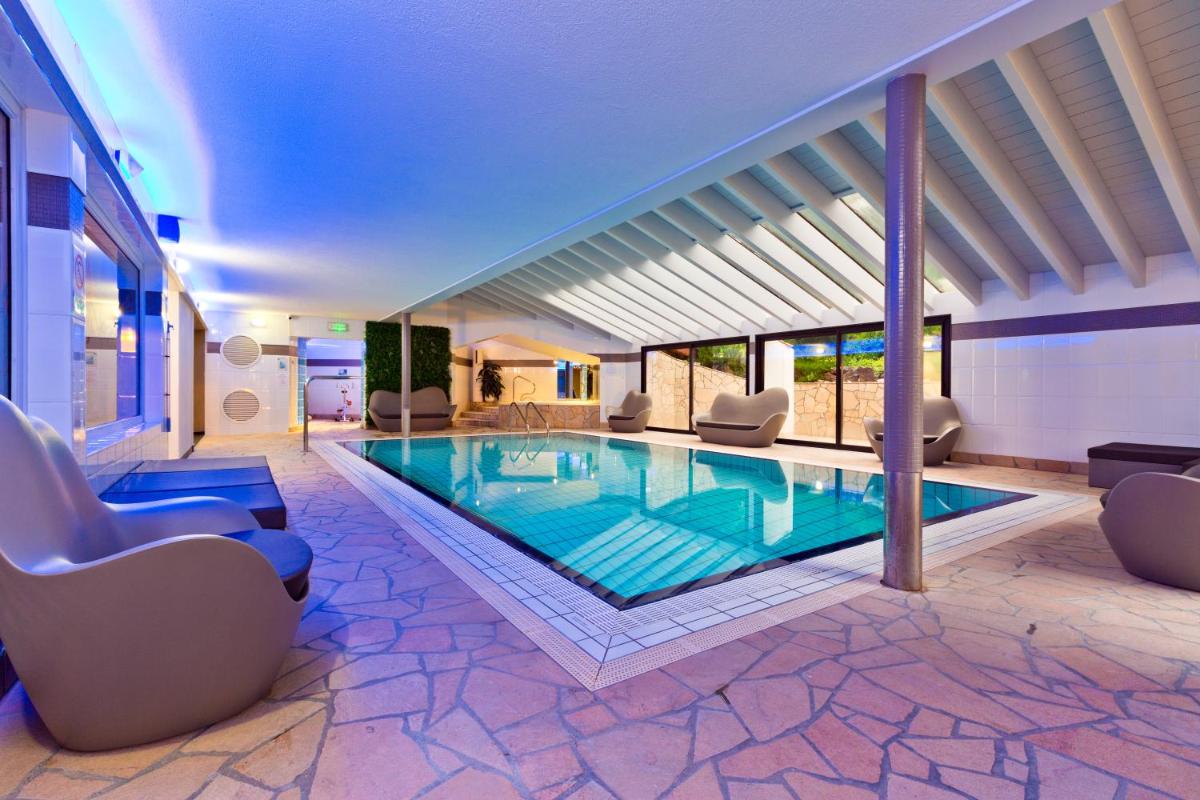 Piscine de l'établissement Les Gentianettes Hotel & Spa ou située à proximité