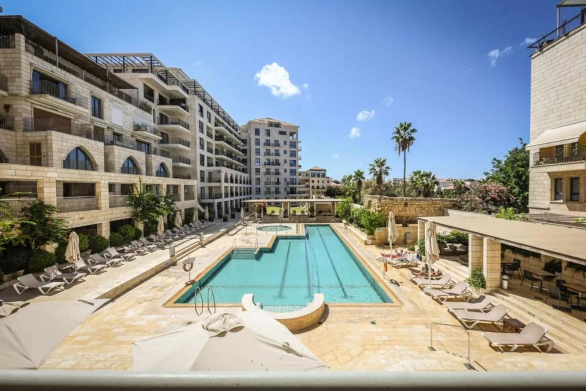 Serene Studio Apt w Balcony Overlooking the Sea with Shelter by Sea N' Rent - Housity