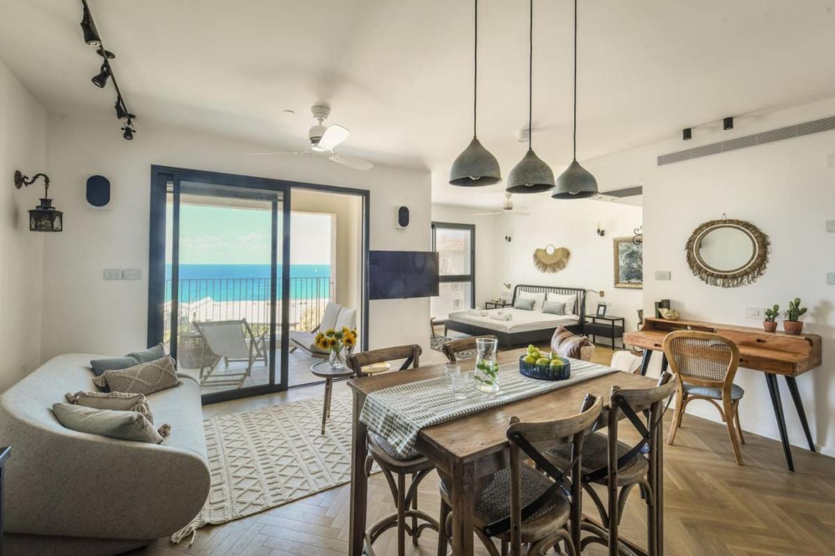Serene Studio Apt w Balcony Overlooking the Sea with Shelter by Sea N' Rent - Housity