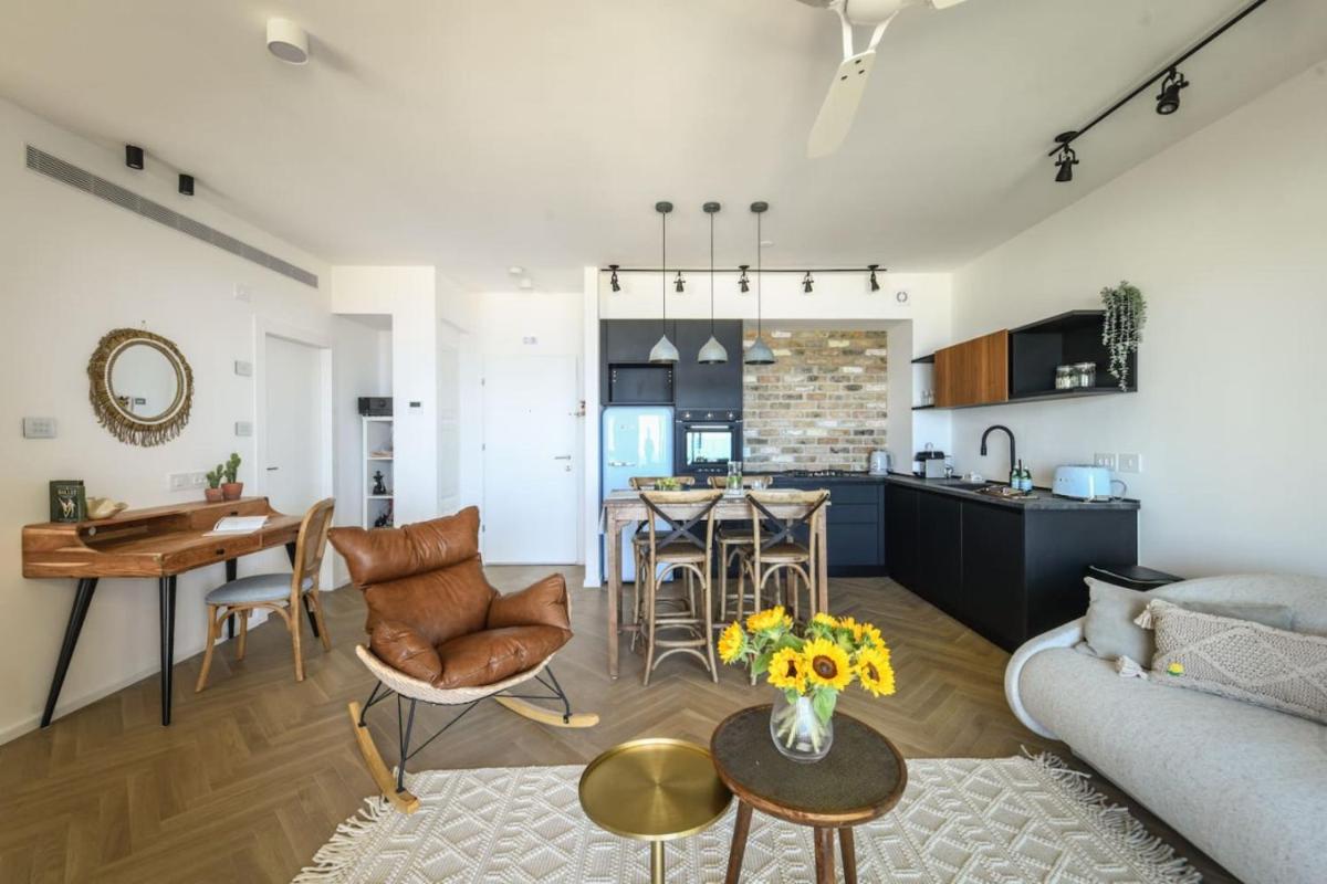 Serene Studio Apt w Balcony Overlooking the Sea with Shelter by Sea N' Rent - Housity