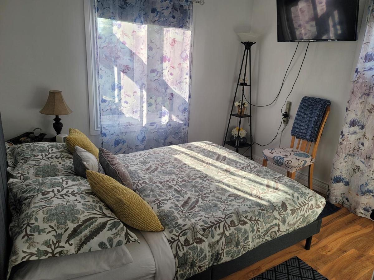 Cozy quiet place next to hwy smart tv+wifi+netflix - Housity