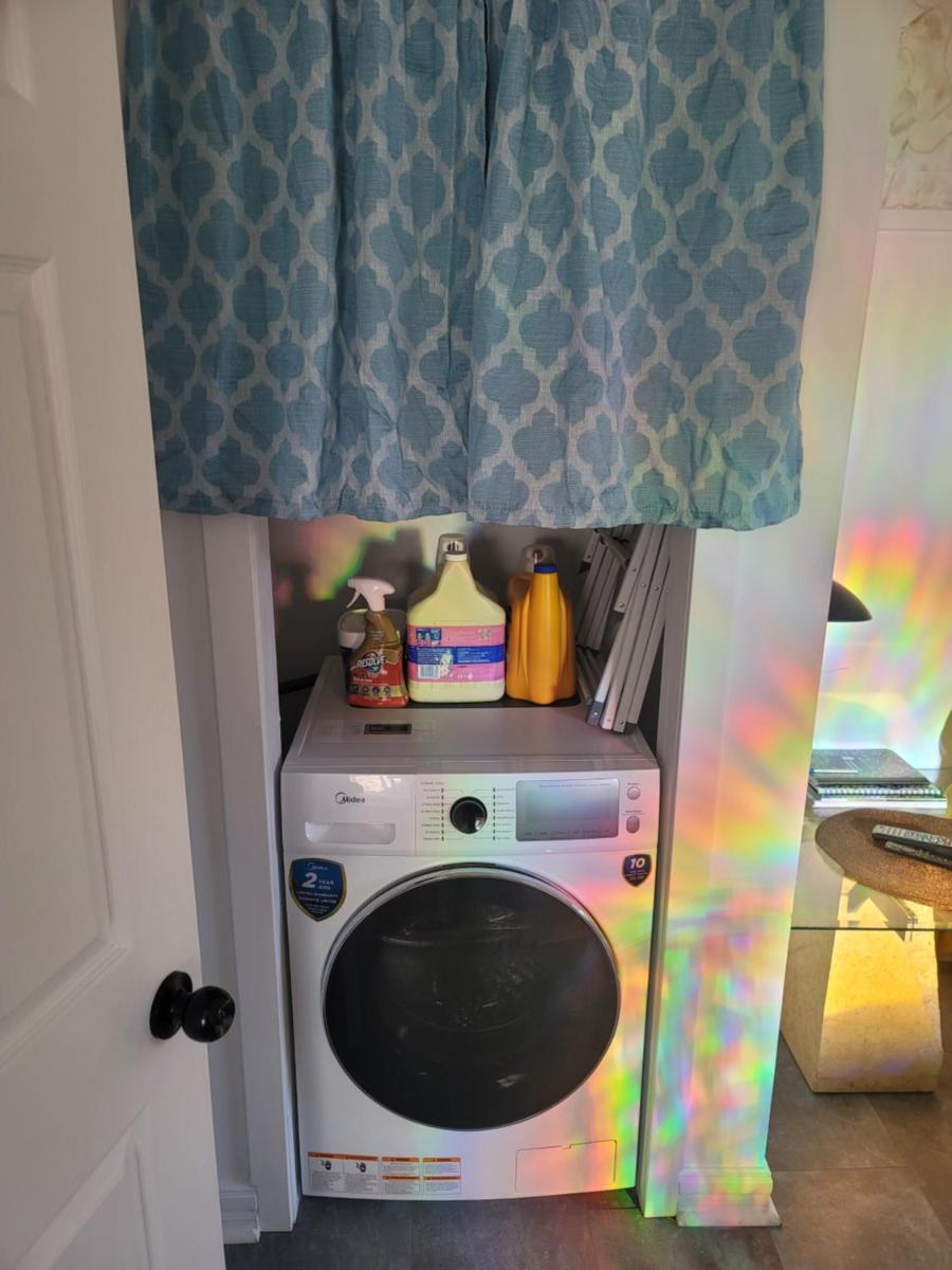 Cozy quiet place next to hwy smart tv+wifi+netflix - Housity