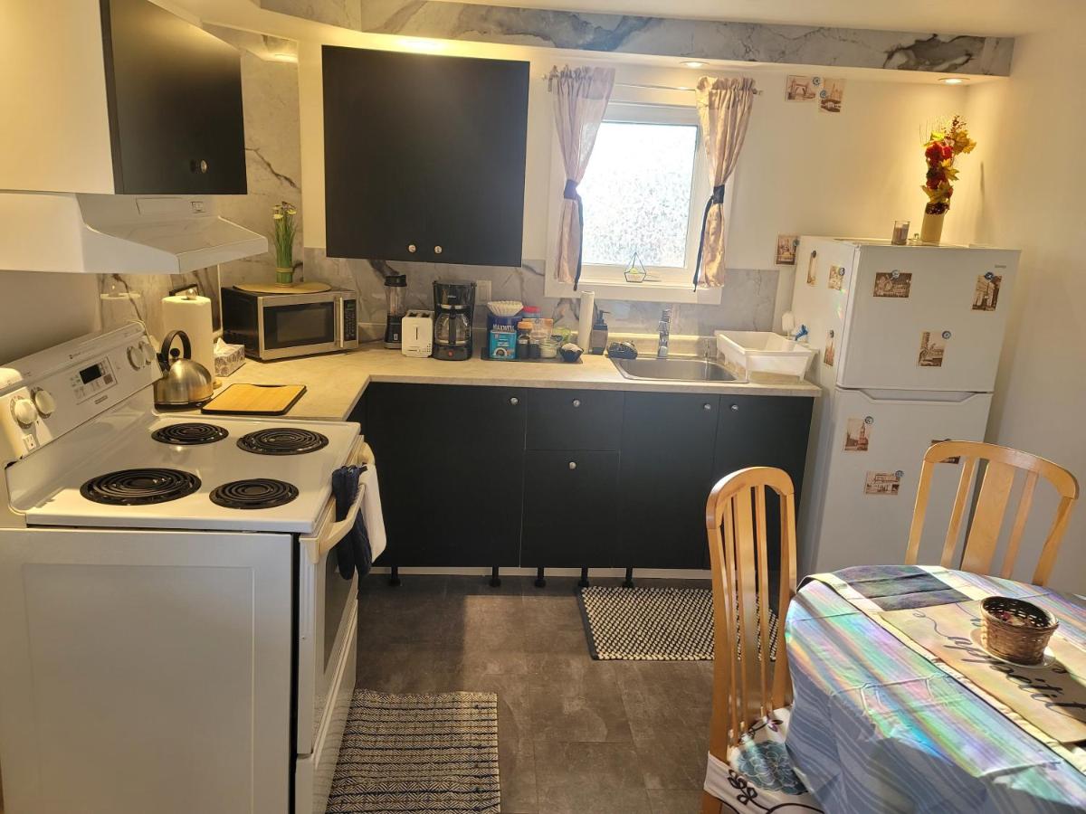 Cozy quiet place next to hwy smart tv+wifi+netflix - Housity