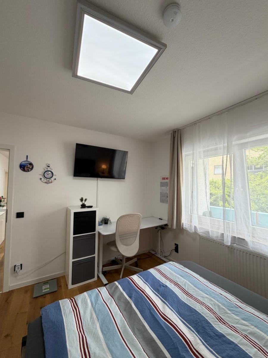Modern 2-Room Apartment in Hockenheim with Free Parking, Wi-Fi & Reinigung Service - Housity