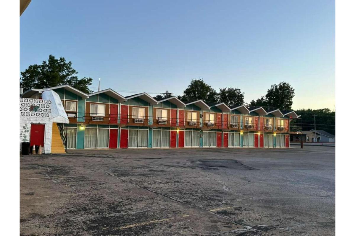 Gray Plaza Motel Benton Rend Lake I-57 - Housity