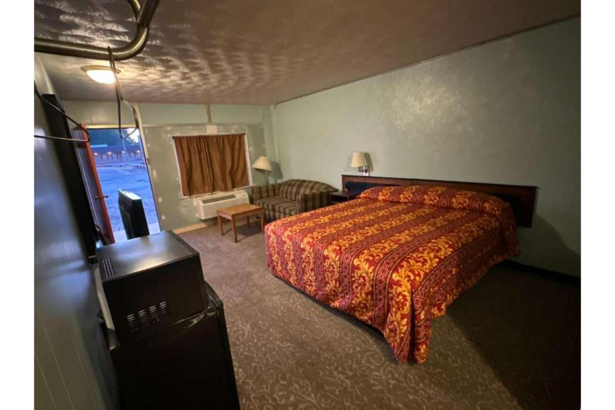 Gray Plaza Motel Benton Rend Lake I-57 - Housity