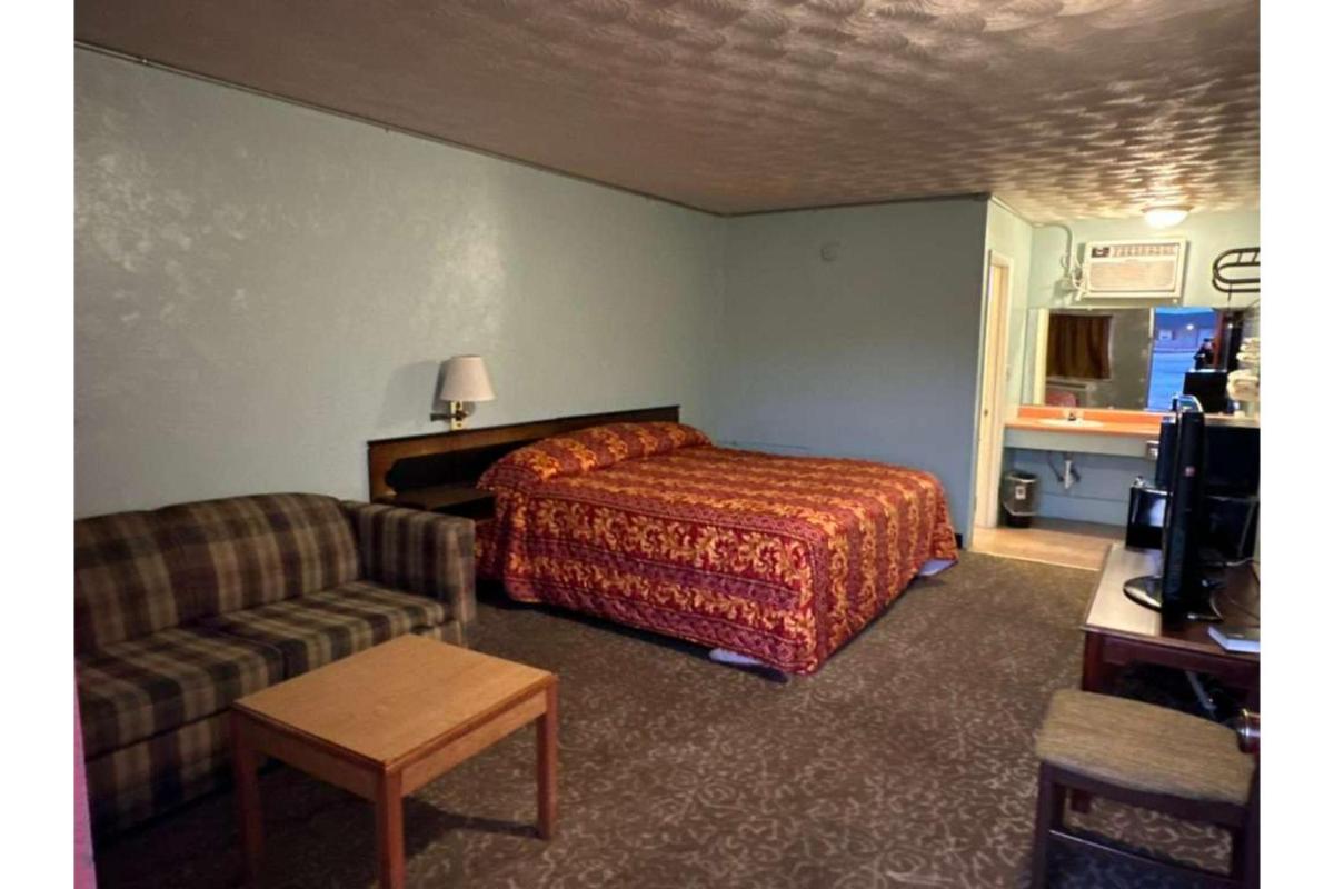 Gray Plaza Motel Benton Rend Lake I-57 - Housity