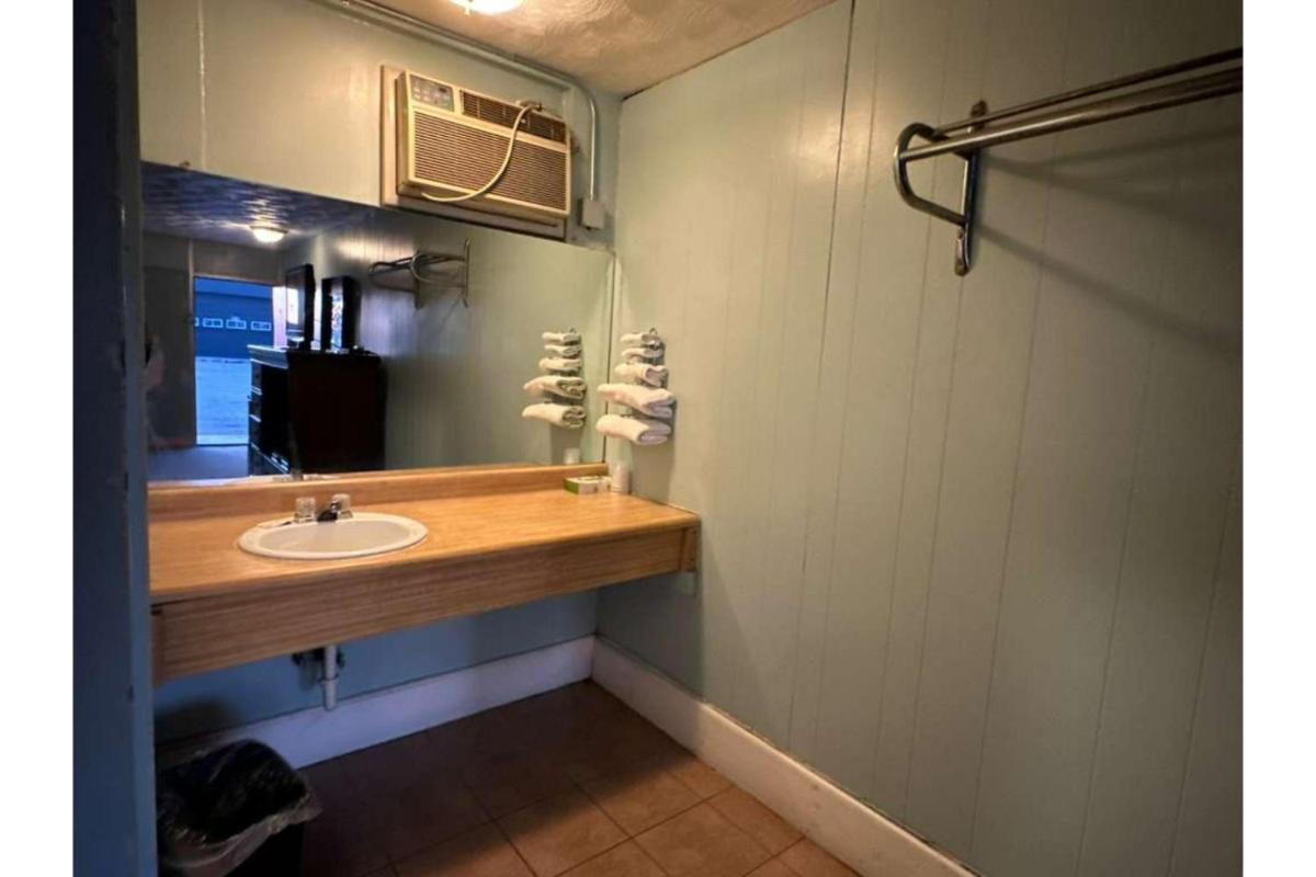 Gray Plaza Motel Benton Rend Lake I-57 - Housity