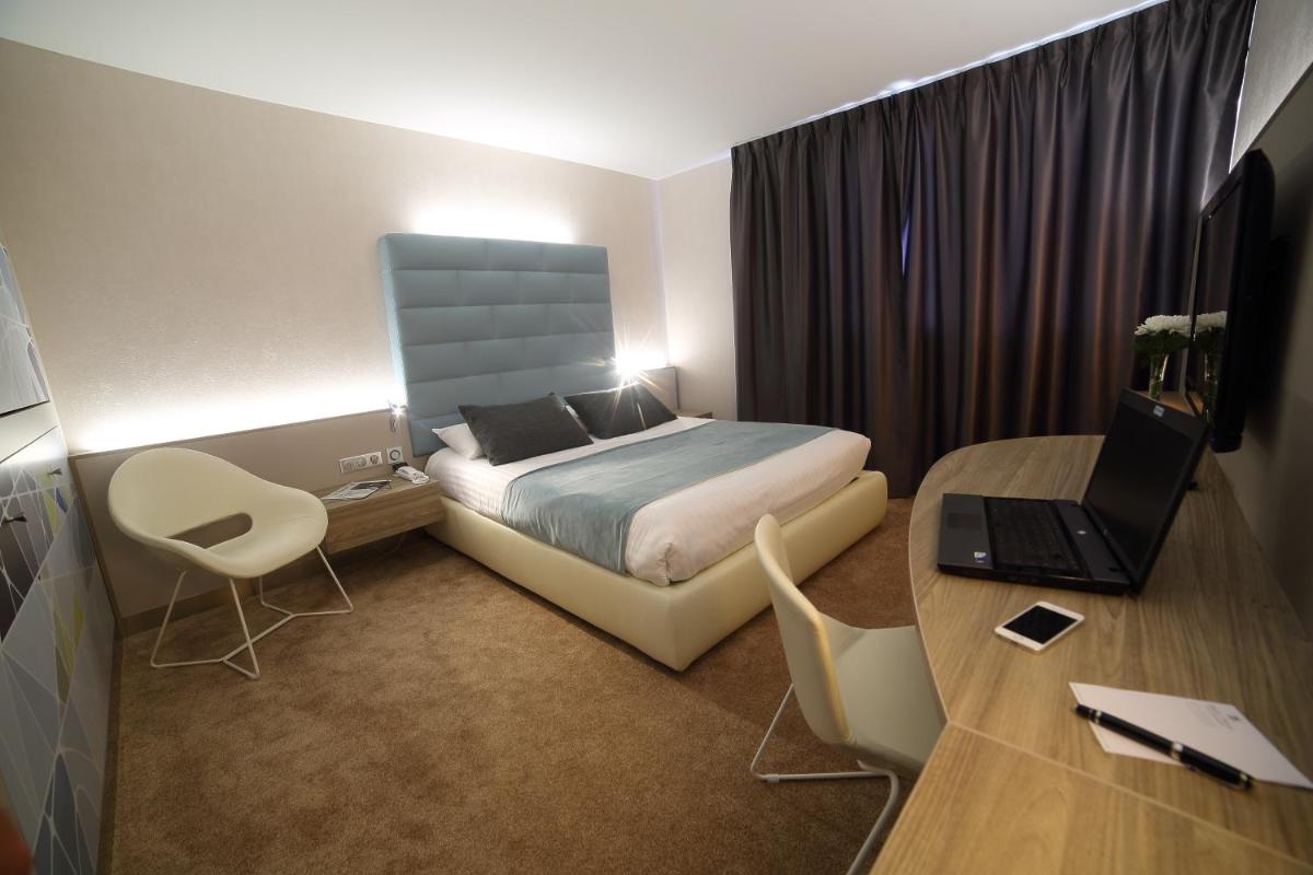 Télévision ou salle de divertissement dans l'établissement Hotel Plaza - site du Futuroscope