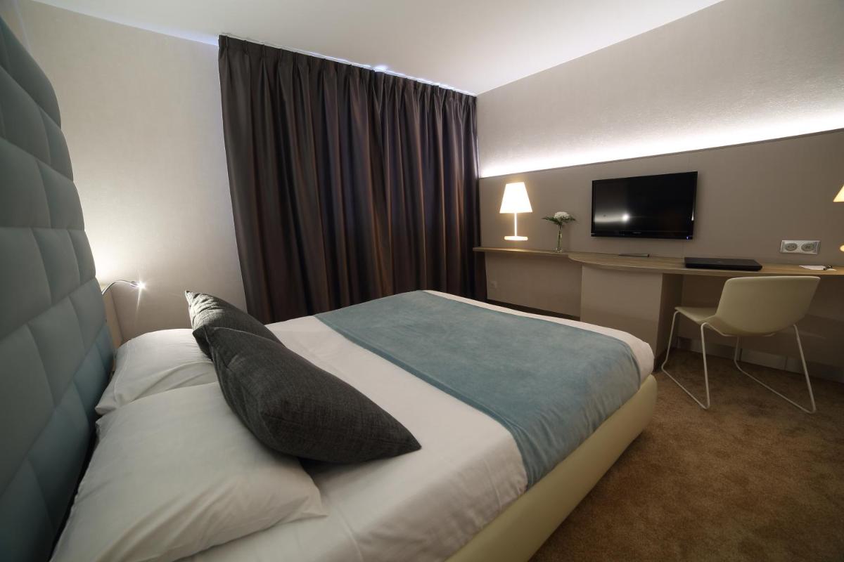 Télévision ou salle de divertissement dans l'établissement Hotel Plaza - site du Futuroscope