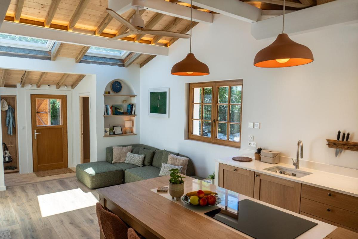 Forest & Ocean House with Guest Suite & Garden - Housity