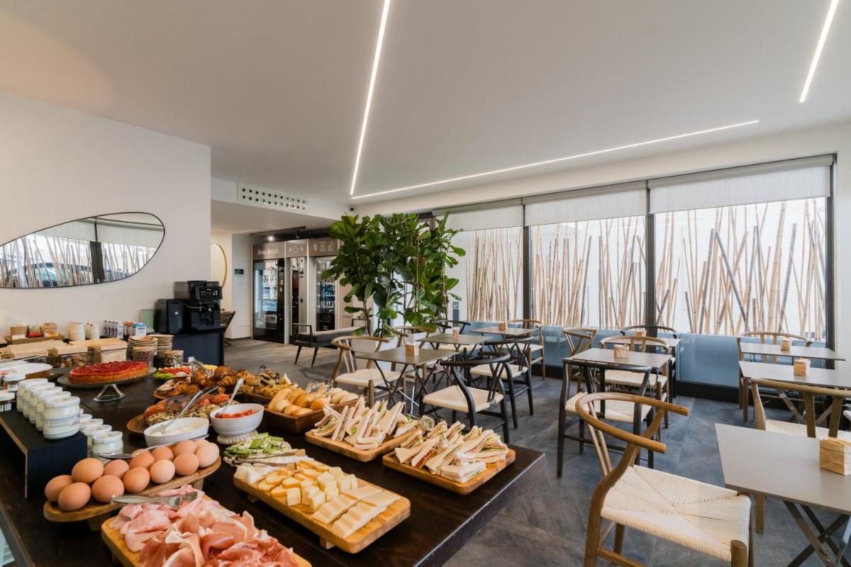 Glass House - Smart Rooms & Parking - Housity