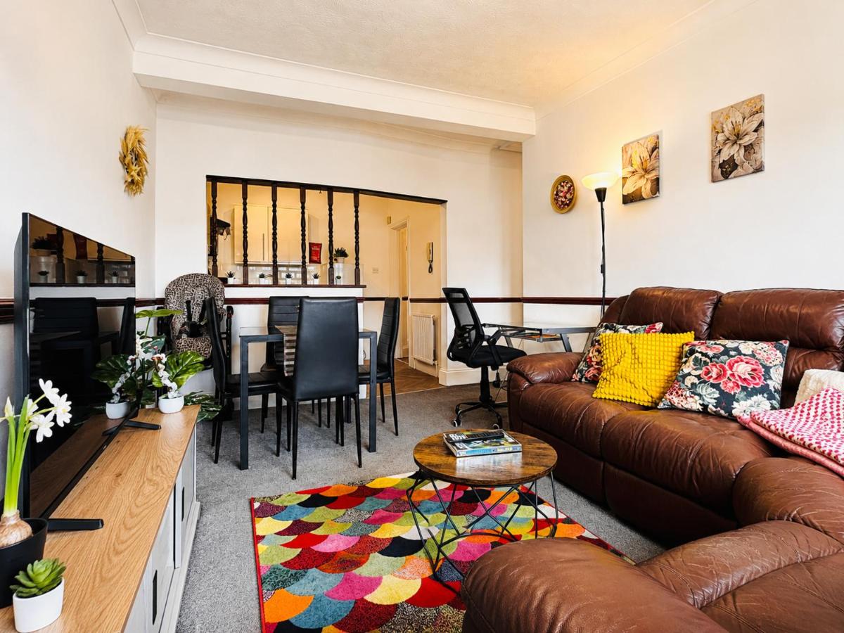 Sunny Beachside Apt with Free Parking - Housity